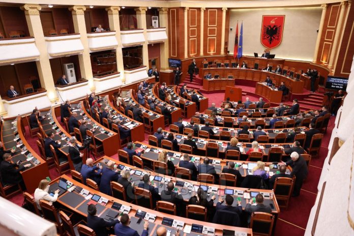 Kuvendi voton sot pagat e gjyqtarëve