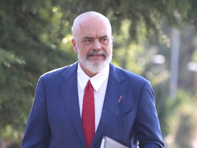 Rama mbledh ministrat dhe deputetët e PS, mund të njoftojë ndryshime në qeveri
