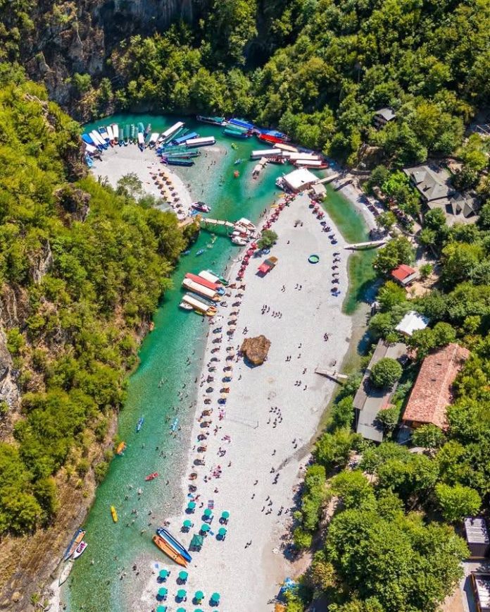 Turistët po zgjedhin malet dhe lumenjtë e Shqipërisë